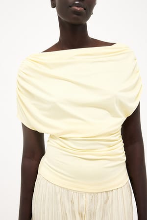 Light Yellow Soft Line top med draperinger