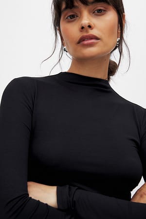 Black Soft Line top med tragtformet hals og lange ærmer