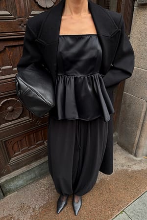 Black Top peplum con espalda abierta y tirantes