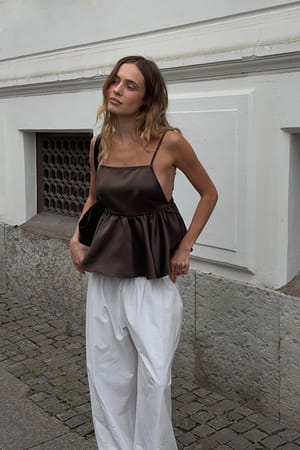 Brown Top peplum con espalda abierta y tirantes