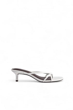 Offwhite Kitten-Heels mit Riemchen