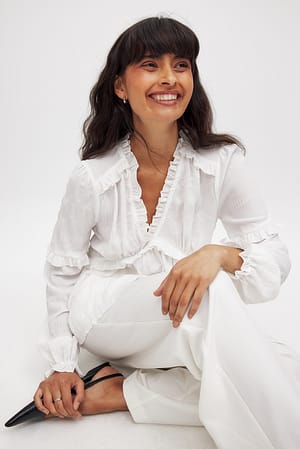 White Blusa estructurada con volantes de manga larga
