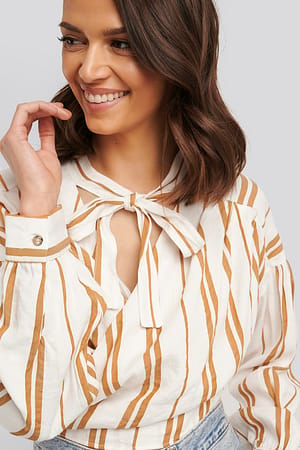 Ecru Blouse Met Vlinderdas
