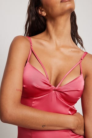 Rose Pink Miniklänning med vridna detaljer