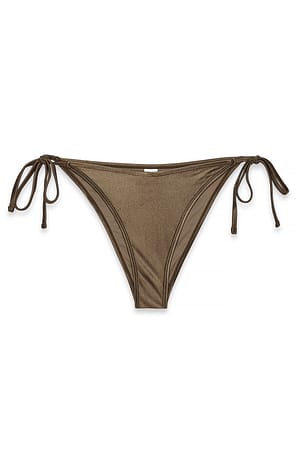 Brown Slip mit V-Cut und Knotendetail