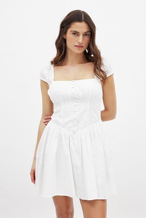 White Anglaise miniklänning med volymskjol
