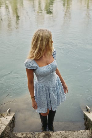 Blue Robe courte en broderie anglaise avec jupe volumineuse