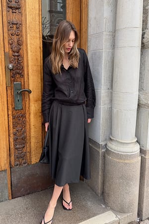 Washed Black Tætsiddende midinederdel med vidde