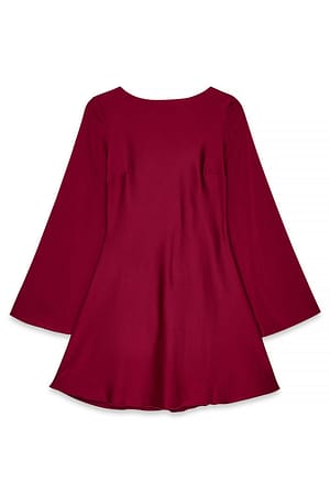 Burgundy Minikjole i satin med åbent vandfaldsrug