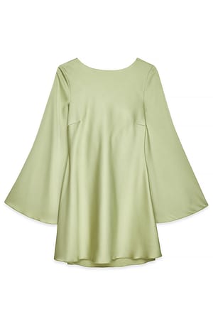 Light Green Minikjole i satin med åbent vandfaldsrug