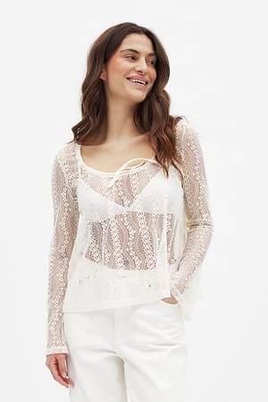 Cream Top de encaje con mangas anchas