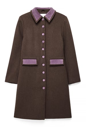 Lilac/Brown Kappa i ullblandning med kontrastdetalj