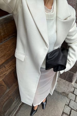 White Maxikåpe i ullblanding med markert liv