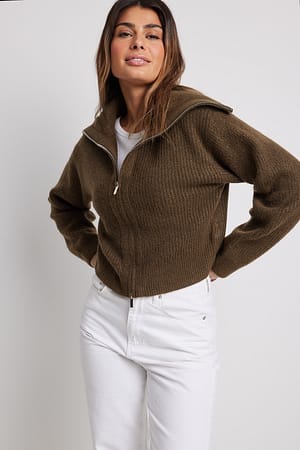 Brown Cardigan tricoté avec grand col zippé