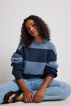 Blue Comb Strikket sweater med farvede striber