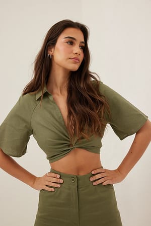 Khaki Green Crop-Shirt aus Leinenmischung mit Twistdetail