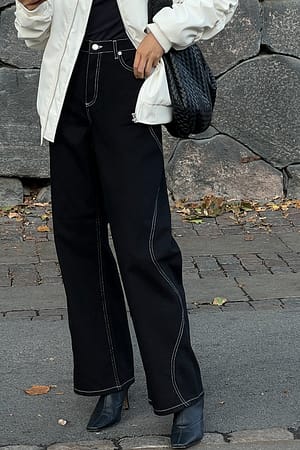 Black Jean à coutures contrastantes incurvées