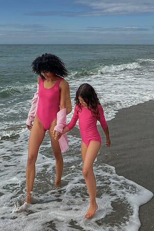Hot Pink Badeanzug mit hohem Beinausschnitt