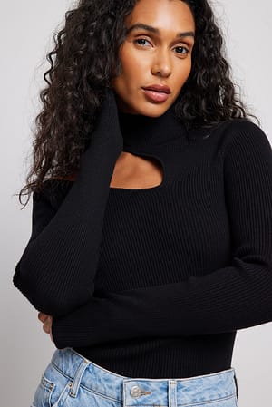 Black Strikket sweater med rullekrave og udskæringsdetalje