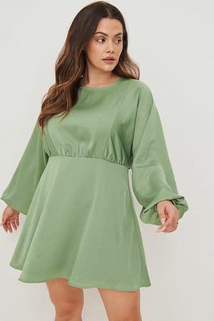 Dusty Green Recyklingowana sukienka z bufiastymi rękawami