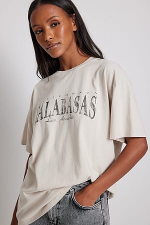Light Beige T-Shirt mit Calabasas Druck