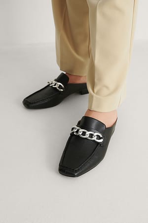 Black Loafers Mit Ketten-Detail