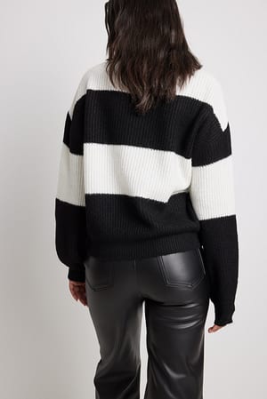 Black/White Strikket sweater med farvede striber