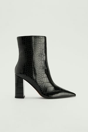 Black Stiefel mit Block-Absatz und einem Krokodil-Muster