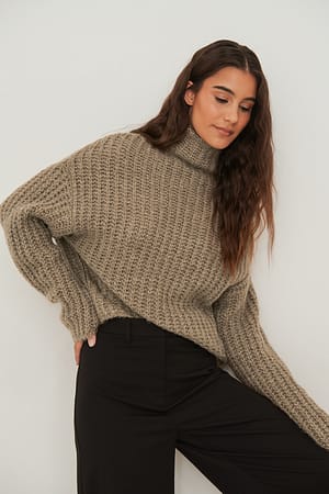 Light Brown Kort strikket sweater med høj hals