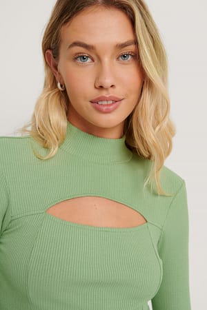 Green Top med cutouts på brystet