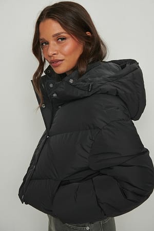 Black Kort polstret jakke med snøringsdetaljer