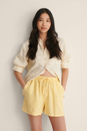 Dusty Yellow Leinen-Shorts mit elastischem Taillenbund