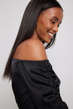 Black Bluse i tung sateng med en skulder