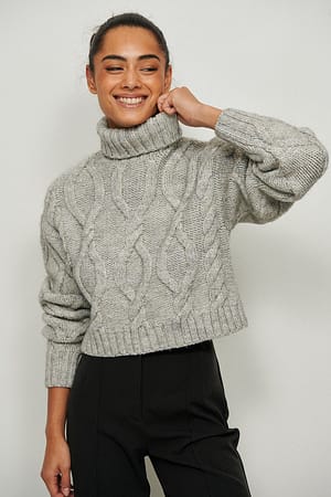 Grey Melange Kabelgebreide sweater met hoge halslijn