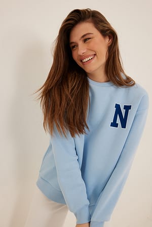 Light Blue Sweatshirt mit Buchstaben-Print