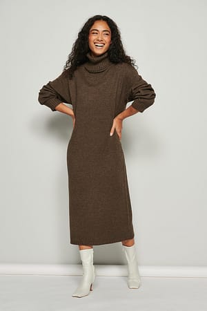 Brown Robe mi-longue en tricot mélangé à manches longues et col montant recyclée