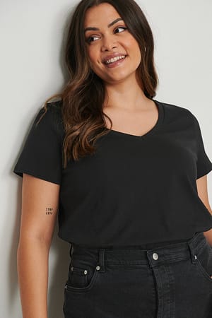 Black T-shirt van biologisch katoen met V-hals