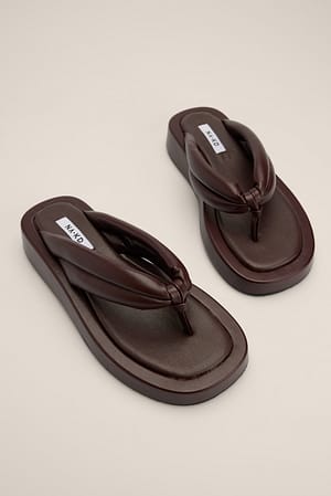 Dark Brown Gequilte sandalen