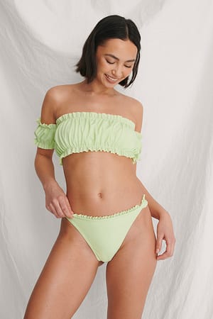 Green Bikinihousut röyhelödetaljilla, kierrätettyä materiaalia