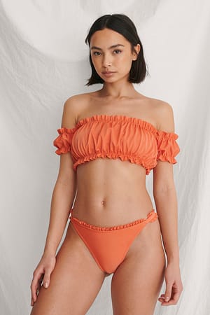 Orange Bikinitrusse med flæsedetalje i genanvendeligt materiale