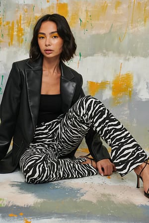 Zebra Bedruckte Anzughose mit seitlichem Schlitz aus recyceltem Material