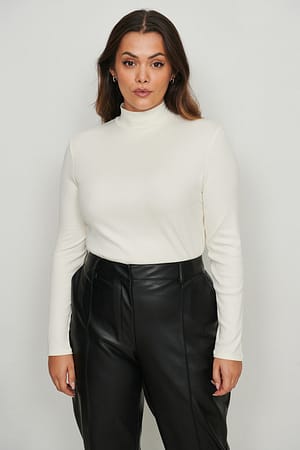 Offwhite Ribbet sweater med lange ærmer og rullekrave