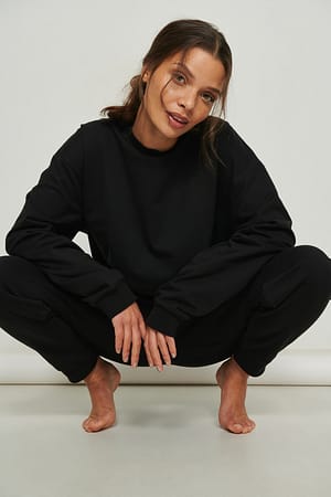 Black Sweatshirt mit rundem Ausschnitt aus Bio-Baumwolle