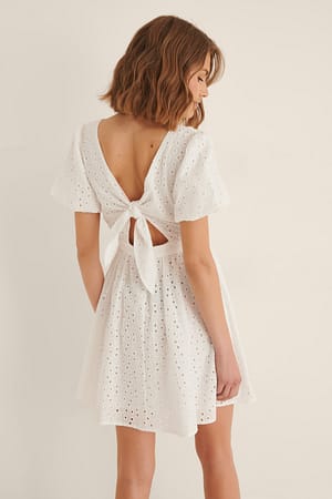 White Organisches Kleid mit Schnürung hinten