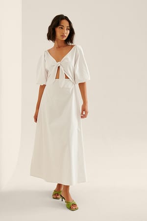 White Organische jurk met knoopdetail aan de voorkant