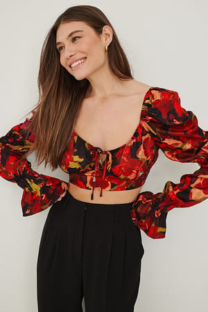 Red Wildflower Floral Satengbluse med knyting foran