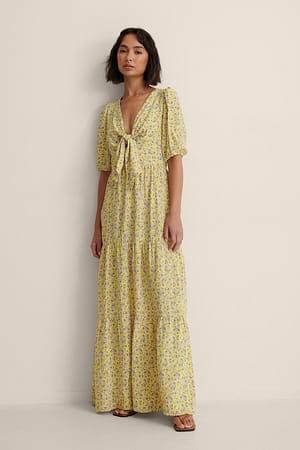 Yellow Flower Maxi-jurk met lagen en strik aan de voorkant
