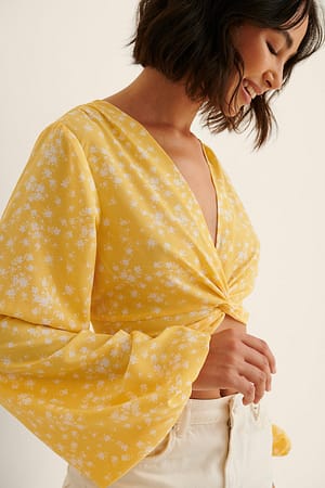 Yellow Flower Gerecycleerde blouse met gedraaide voorkant en lange mouwen