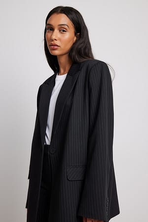 Black Pinstripe Oversized blazer med rett passform