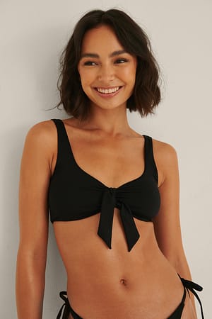 Black Recycled bikinitopp med en slips på framsidan